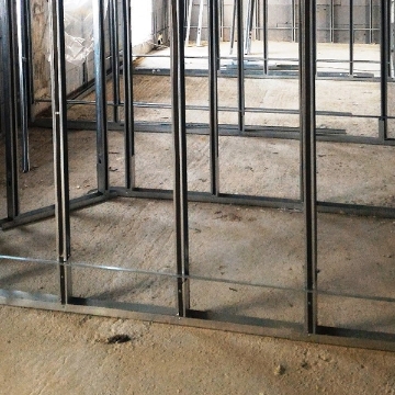 Struttura metallica di un sistema costruttivo modulare Bioisotherm in un cantiere edile. La struttura è composta da profili in acciaio, evidenziando l'innovazione e la solidità delle costruzioni antisismiche e ad alto isolamento termico e acustico offerte da Bioisotherm.