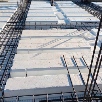 Casseforme in polistirene espanso Bioisotherm per solai in costruzione, integrate con armature in acciaio per garantire isolamento termico e sicurezza antisismica. Ideali per edifici ad alte prestazioni energetiche e acustiche, parte del sistema costruttivo modulare Bioisotherm.