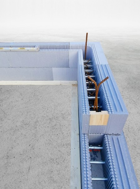 Sistema costruttivo Bioisotherm: casseforme in polistirene espanso per edifici antisismici in calcestruzzo armato. Mostra la struttura modulare con rinforzi metallici, ideale per isolamento termico e acustico, evidenziando l'innovazione e la sostenibilità del brand Bioisotherm.