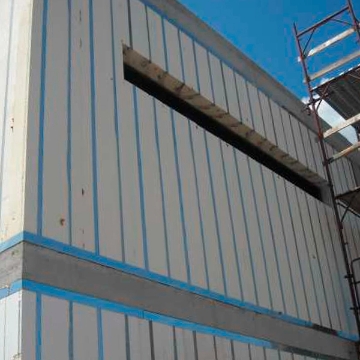 Pannello Plastbau® Diviform di Bioisotherm in costruzione, evidenziando la struttura isolante e leggera su un edificio in fase di montaggio. Struttura supportata da un'impalcatura, ideale per pareti divisorie e coperture efficienti dal punto di vista termico.