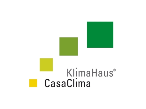 Logo della certificazione CasaClima (KlimaHaus) con tre quadrati in tonalità di verde e giallo. Il logo rappresenta l'impegno per l'efficienza energetica e la sostenibilità in edilizia. Riferimento alla pagina sui vantaggi della certificazione e al sistema Bio-KP di Bioisotherm.