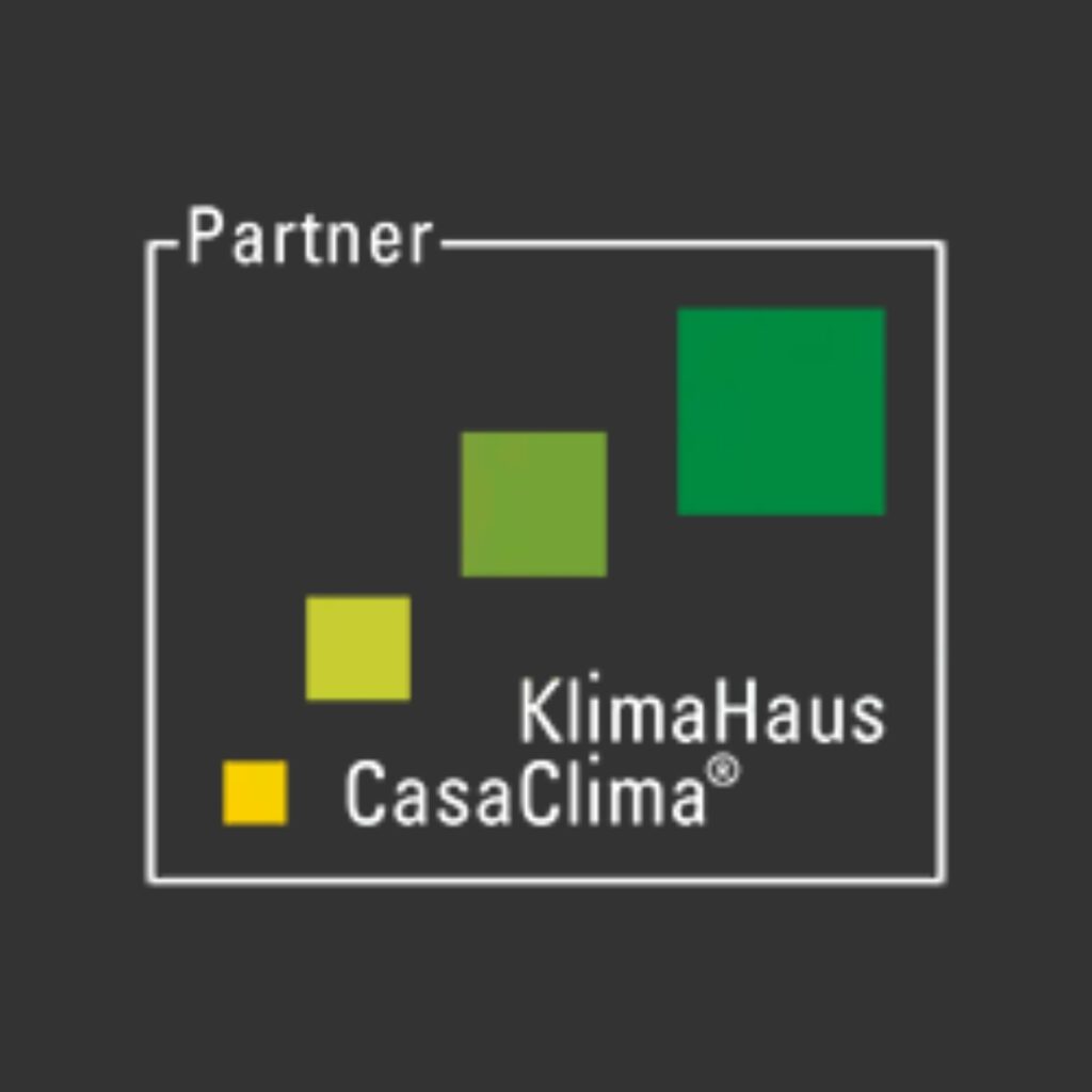 "Logo CasaClima Partner con gradiente di quadrati verdi su sfondo nero, rappresenta l'impegno di Bioisotherm nell'edilizia sostenibile e nell'efficienza energetica, allineato agli standard della certificazione CasaClima."