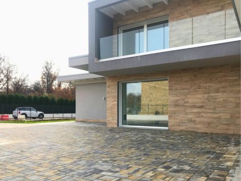 Edificio moderno certificato CasaClima GOLD con sistema costruttivo Bioisotherm, caratterizzato da facciata in legno e ampie vetrate, che garantisce elevata efficienza energetica e isolamento termico. Progettato per l’edilizia sostenibile, offre comfort abitativo e riduzione dei consumi.