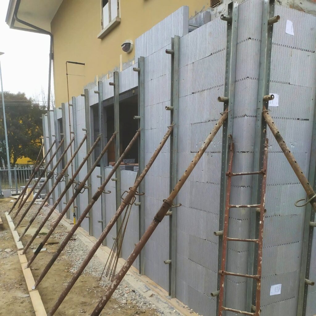 Ristrutturazione di una casa con sistema Bioisotherm: pareti in costruzione con supporti metallici per isolamento termico e sismico. Soluzioni innovative per migliorare efficienza energetica e sicurezza strutturale, beneficiando di incentivi fiscali.