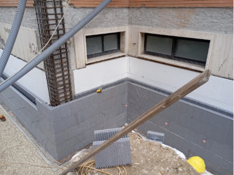 Adeguamento sismico della Scuola Tofare ad Ascoli Piceno con sistema a cappotto sismico Argisol di Bioisotherm. Dettaglio dei casseri in calcestruzzo armato e isolamento termico con pannelli in EPS. Efficienza energetica e sicurezza antisismica migliorate.