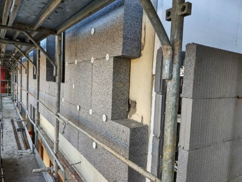 Dettaglio di cappotto termico Bioisotherm con strati isolanti per l’efficienza energetica degli edifici.